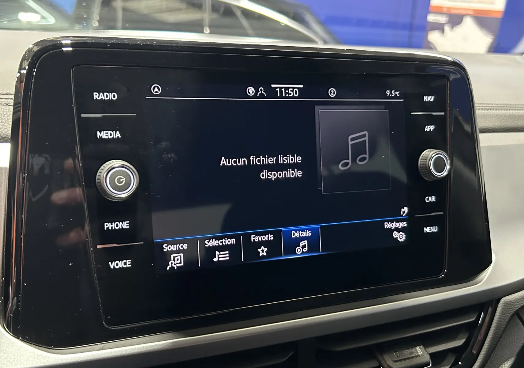 Écran tactile central du Volkswagen T-Roc 2025 affichant un menu multimédia sans fichier lisible, vue de face.