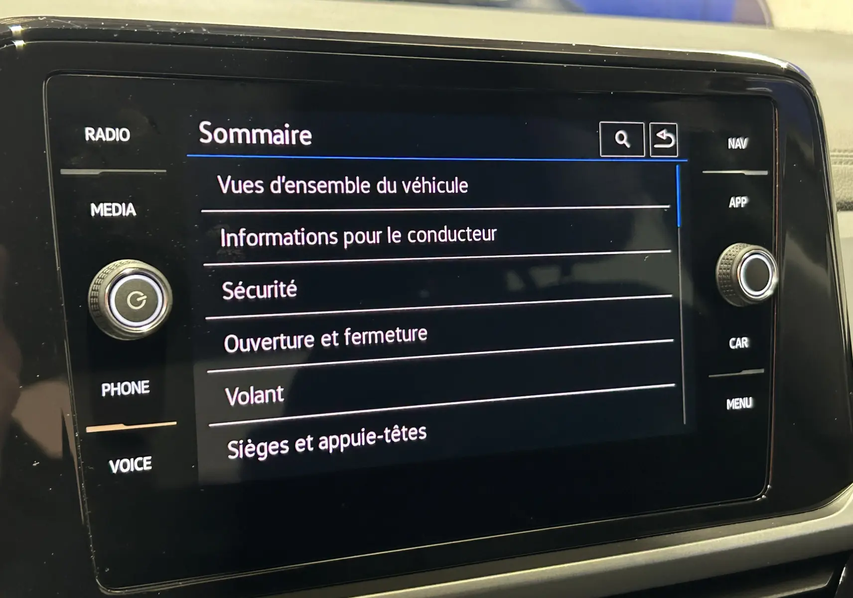 Écran tactile central du Volkswagen T-Roc 2025 affichant le menu sommaire des réglages du véhicule.