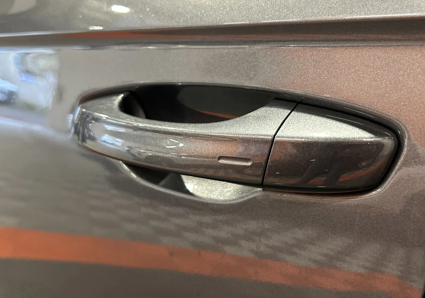 Poignée de porte côté gauche gris Indium métallisé du Volkswagen T-Roc TSI 150 DSG Life 30 Years 2025.