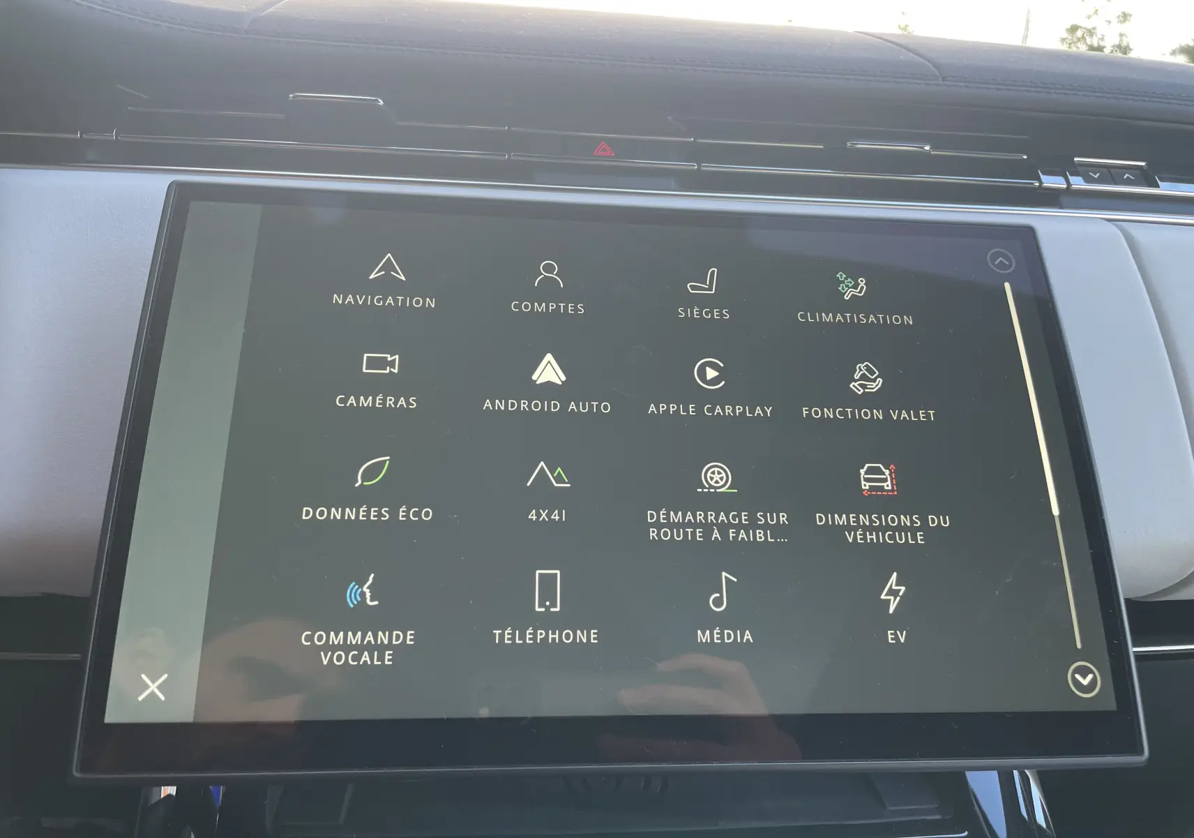 Écran tactile central du Range Rover Sport P440 HSE R-Dynamic 2023, affichant le menu des fonctions connectées.