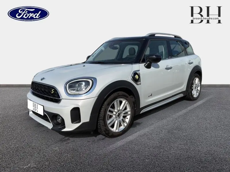 Vue 3/4 avant droite d'une MINI Countryman Cooper SE hybride rechargeable Moonwalk Grey avec toit noir et jantes alu.