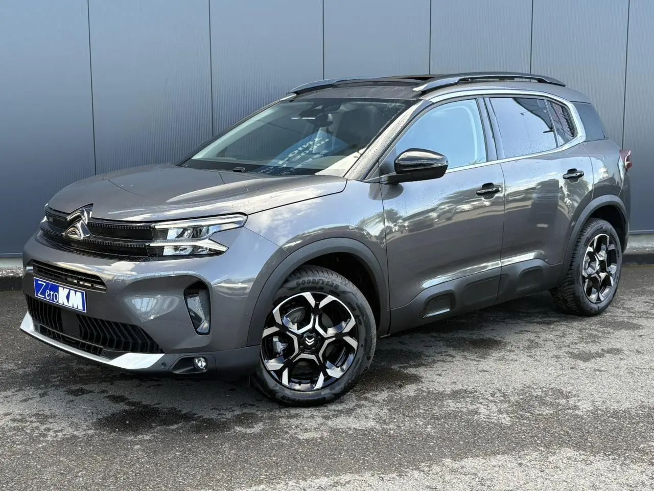 SUV Citroën C5 Aircross gris Platinium en 3/4 avant droit avec toit ouvrant panoramique et jantes bi-ton 18 pouces.