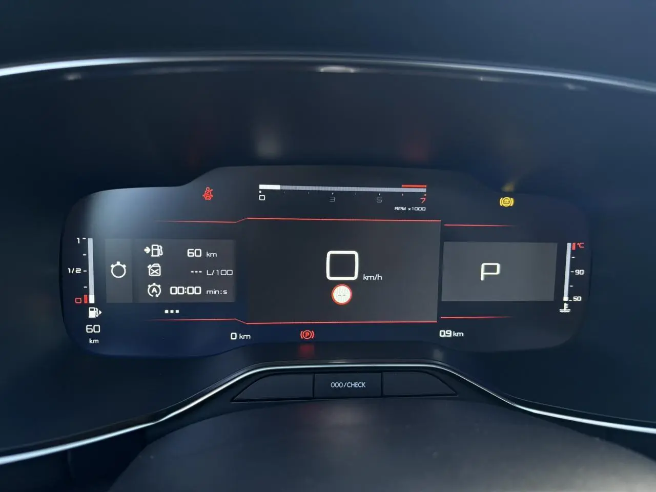 Tableau de bord numérique du Citroën C5 Aircross 2025 affichant vitesse, régime moteur et température moteur.