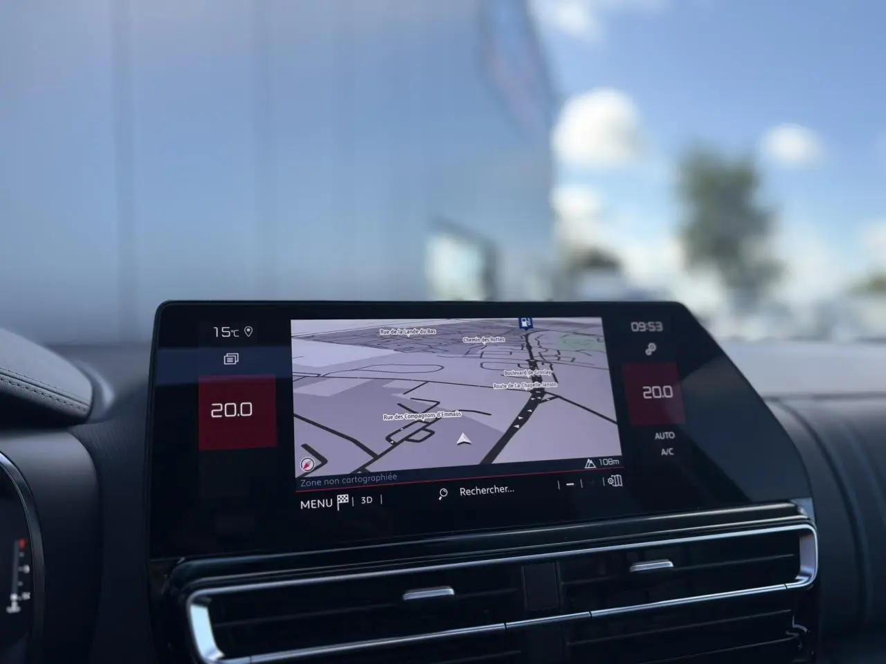 Écran tactile GPS 10'' du tableau de bord du Citroën C5 Aircross gris Platinium, affichant une carte de navigation.