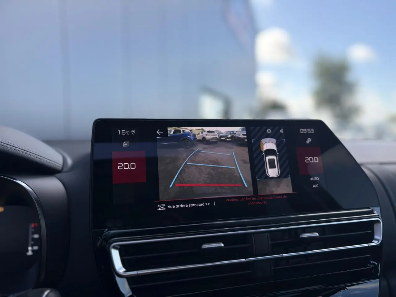 Écran tactile intérieur du Citroën C5 Aircross affichant la caméra de recul et la température à 20°C