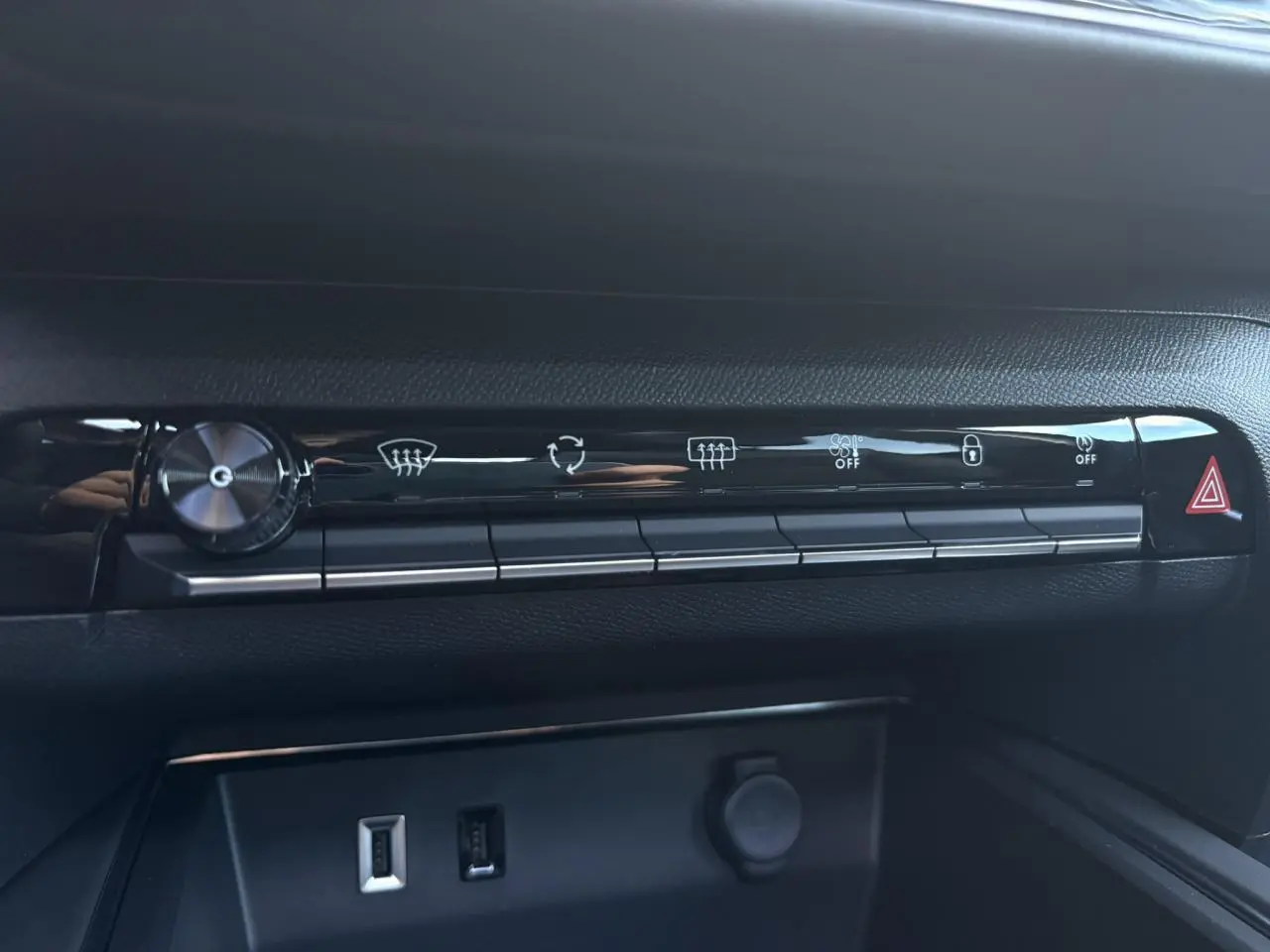 Détail de la console centrale noire avec boutons de commande et prises USB du Citroën C5 Aircross Gris Platinium 2025