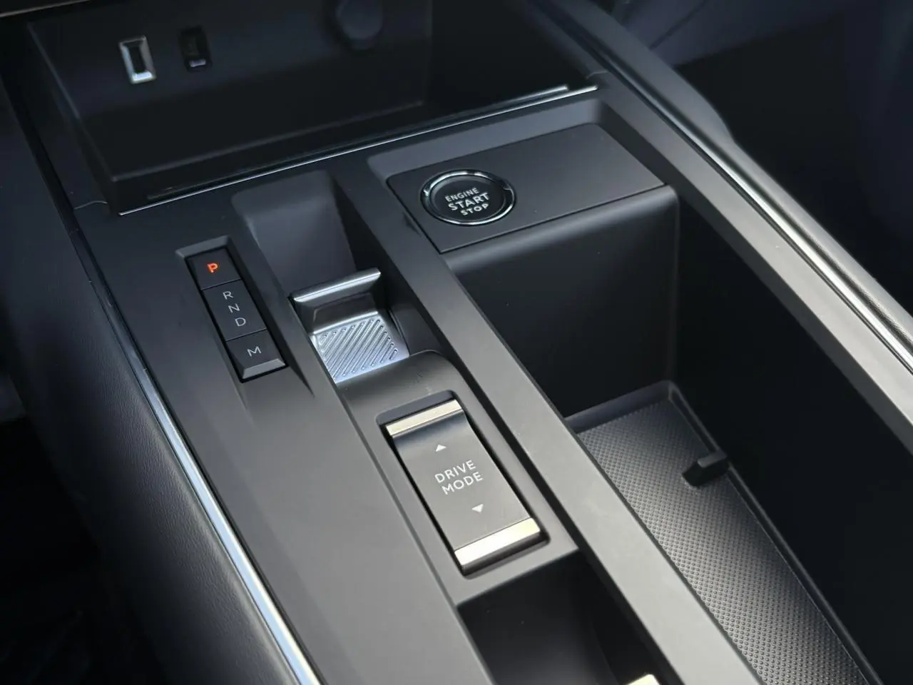 Gros plan sur la console centrale noire du Citroën C5 Aircross 2025 avec bouton start/stop et commande Drive Mode.