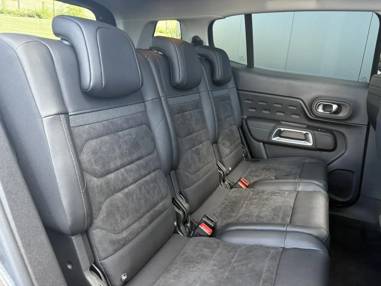 Vue latérale des trois sièges arrière en alcantara noir et tissu effet cuir du Citroën C5 Aircross 2025.