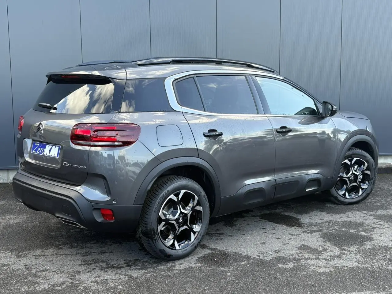 Citroën C5 Aircross gris Platinium vue 3/4 arrière droit avec jantes alliage bi-ton et toit ouvrant panoramique