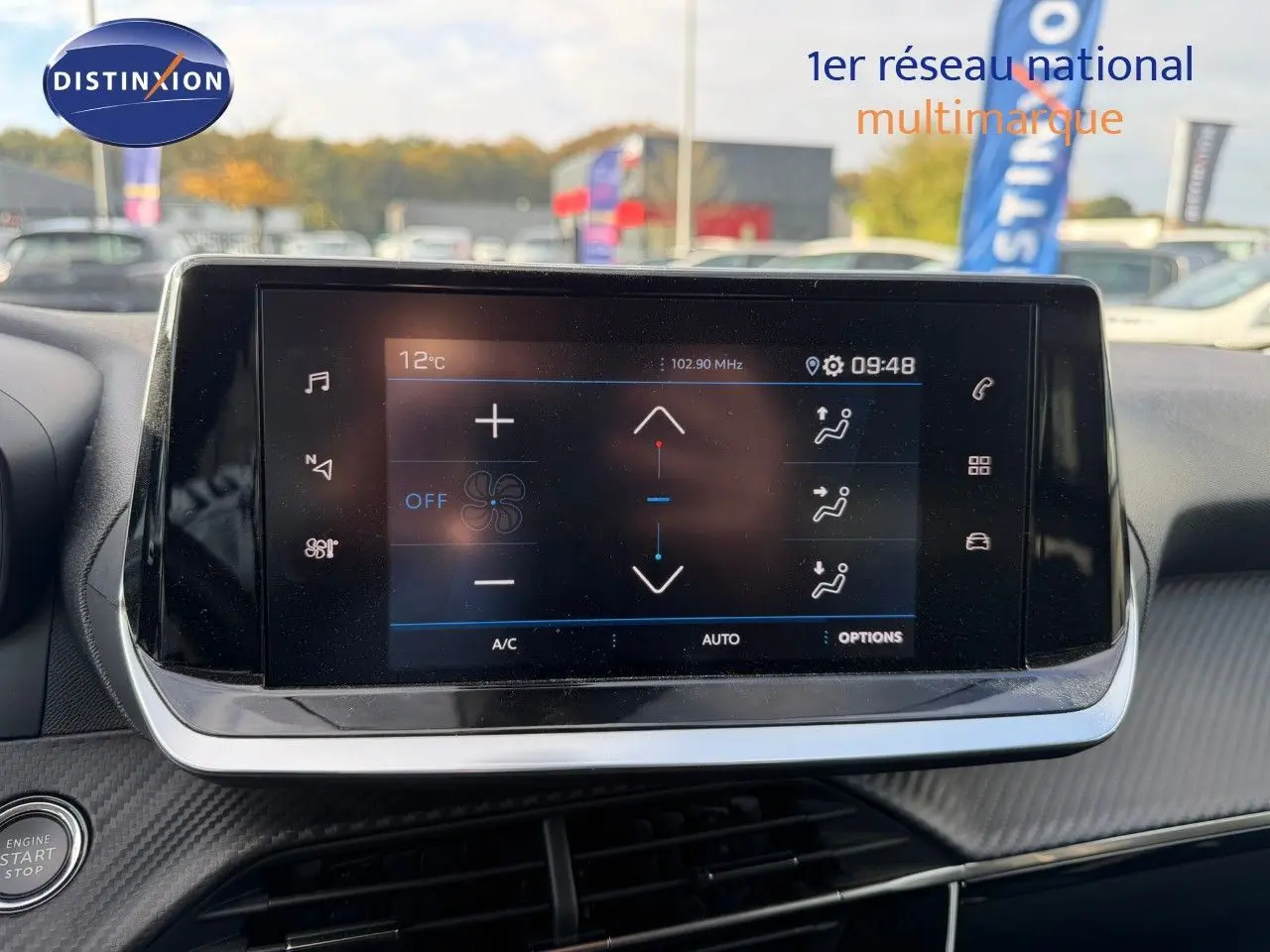 Écran tactile central du tableau de bord de la Peugeot 2008 gris Artense, affichant les réglages de climatisation.