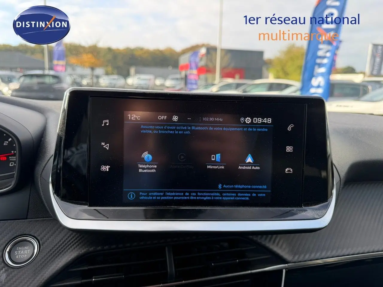 Écran tactile central du tableau de bord du Peugeot 2008 gris Artense, affichant les options Bluetooth et Android Auto.