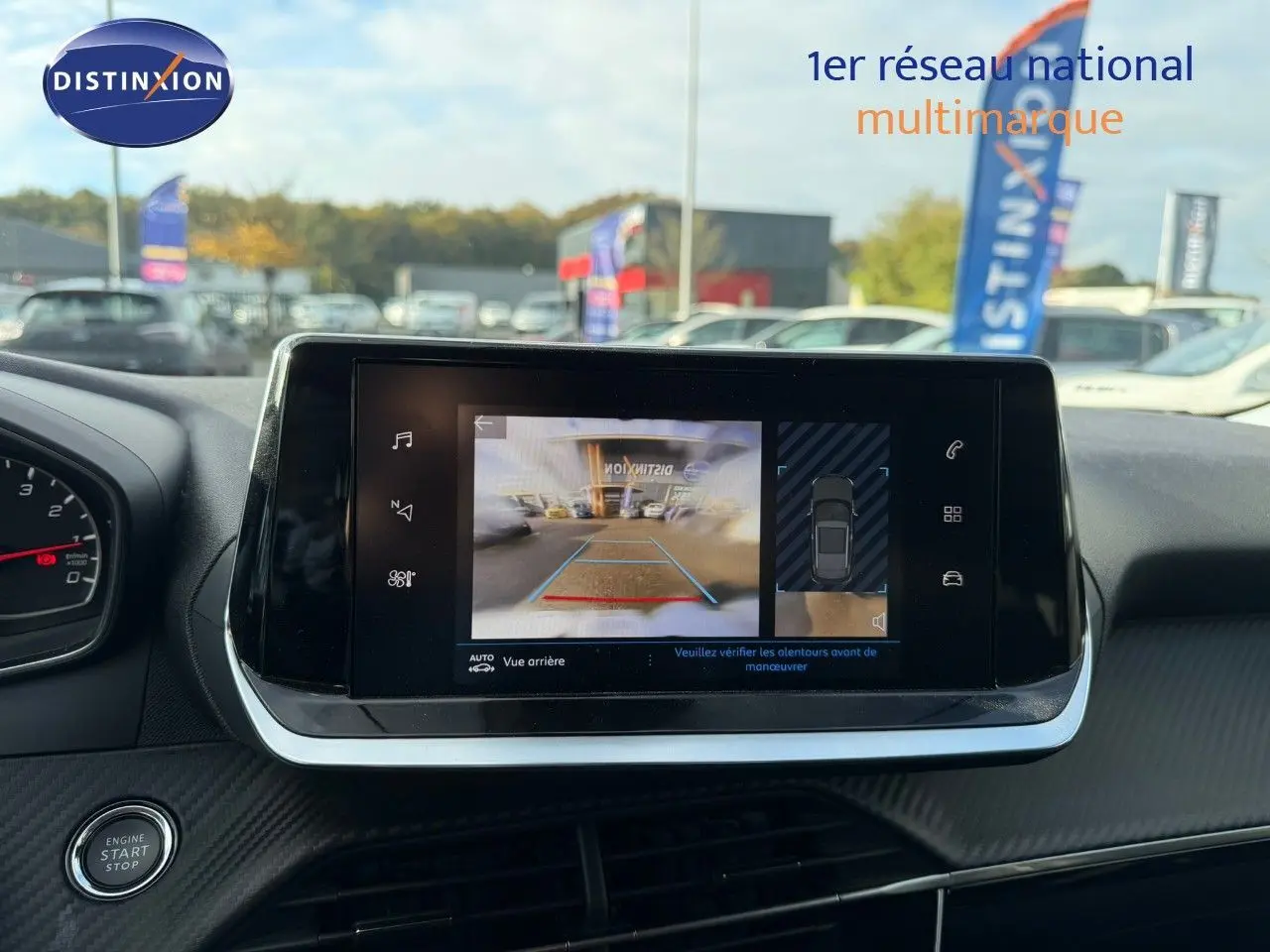 Écran central du Peugeot 2008 gris Artense de 2022 montrant la caméra de recul avec vue arrière et capteurs d’aide au stationnement.