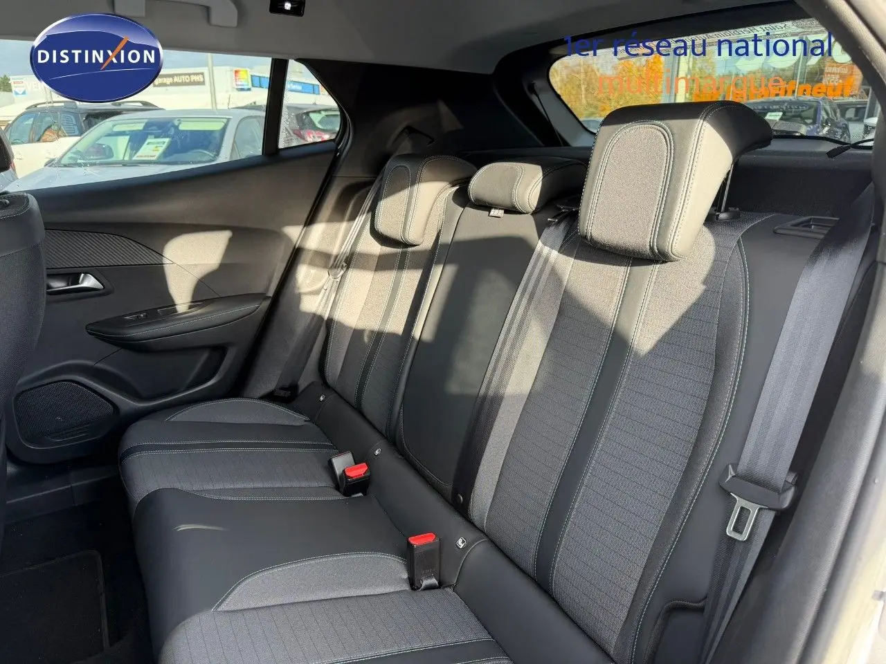 Vue intérieure côté droit des sièges arrière en tissu gris et noir du Peugeot 2008 1.2 PureTech 130 Allure 2022.