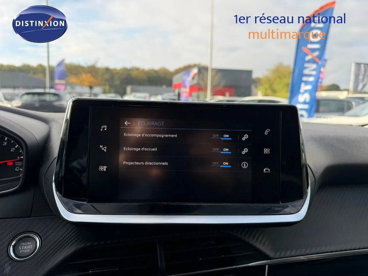 Écran tactile central du tableau de bord de la Peugeot 2008 gris Artense, avec réglages d’éclairage affichés.