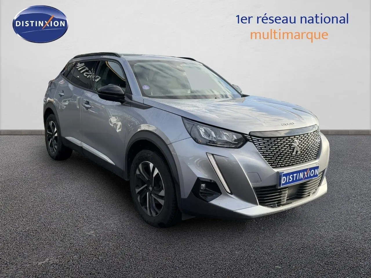 Peugeot 2008 gris Artense en 3/4 avant droit, avec calandre distinctive et jantes alliage noires.