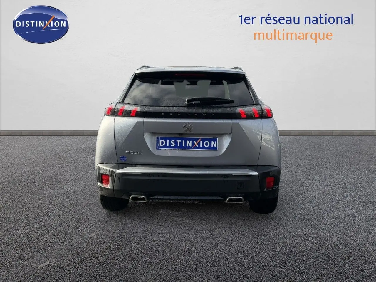 Vue arrière d'un Peugeot 2008 gris Artense 2022 avec feux arrière LED et double sortie d'échappement chromée.