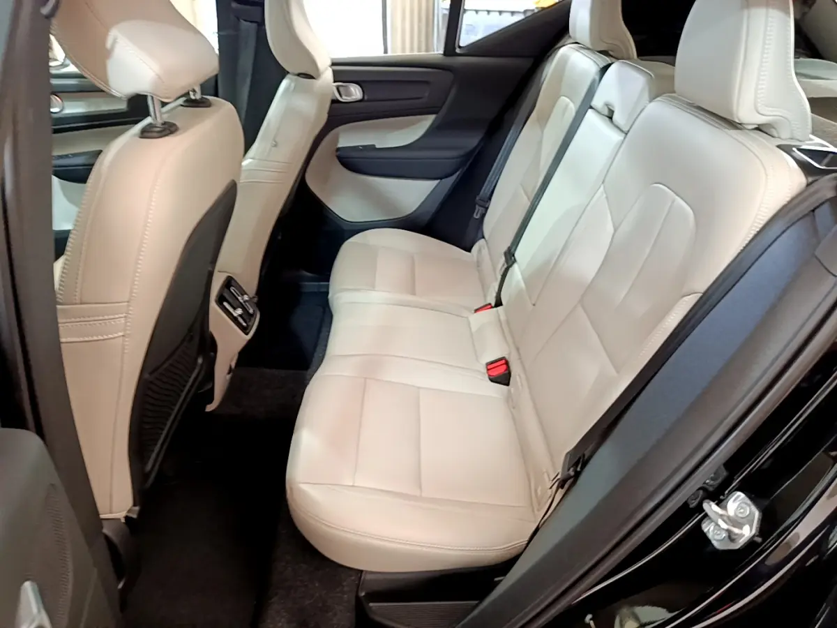 Vue côté droit des sièges arrière en cuir beige clair du Volvo XC40 T3 2020 noir, avec ceintures et appuie-têtes visibles.