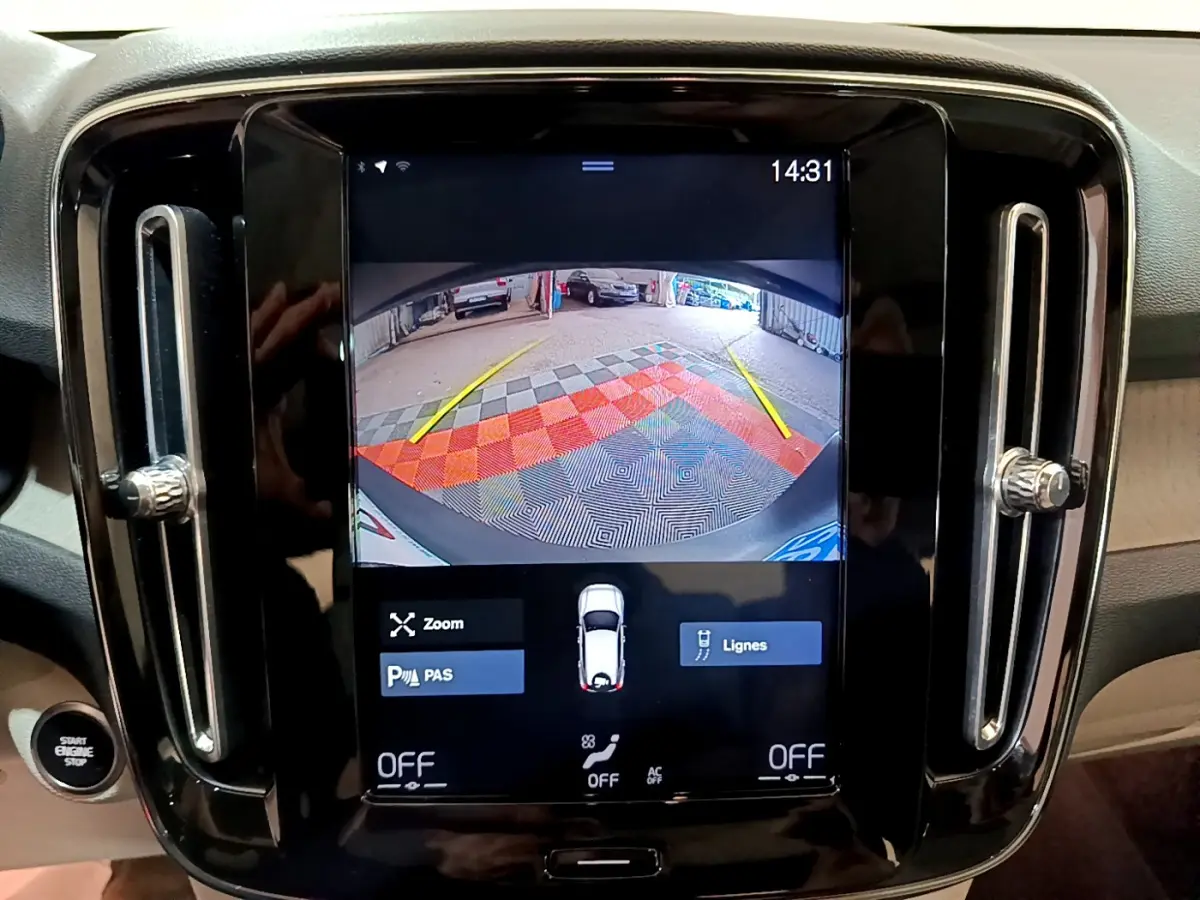 Écran tactile central du Volvo XC40 noir 2020 montrant la caméra de recul avec guidage de stationnement.
