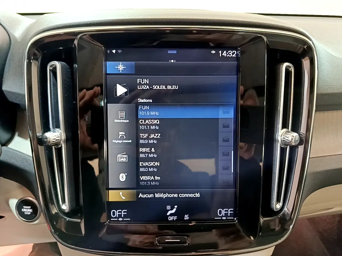 Écran tactile central du tableau de bord noir du Volvo XC40 T3 Inscription 2020, avec commandes radio affichées.