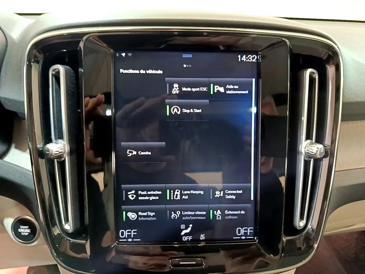 Écran tactile central du tableau de bord du Volvo XC40 noir, affichant les fonctions d’aide à la conduite.