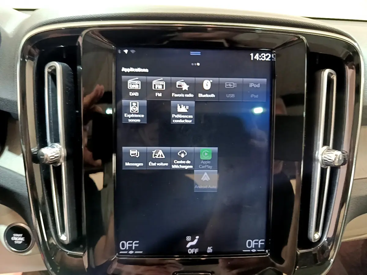 Gros plan sur l'écran tactile central du tableau de bord noir du Volvo XC40 T3 Inscription 2020.