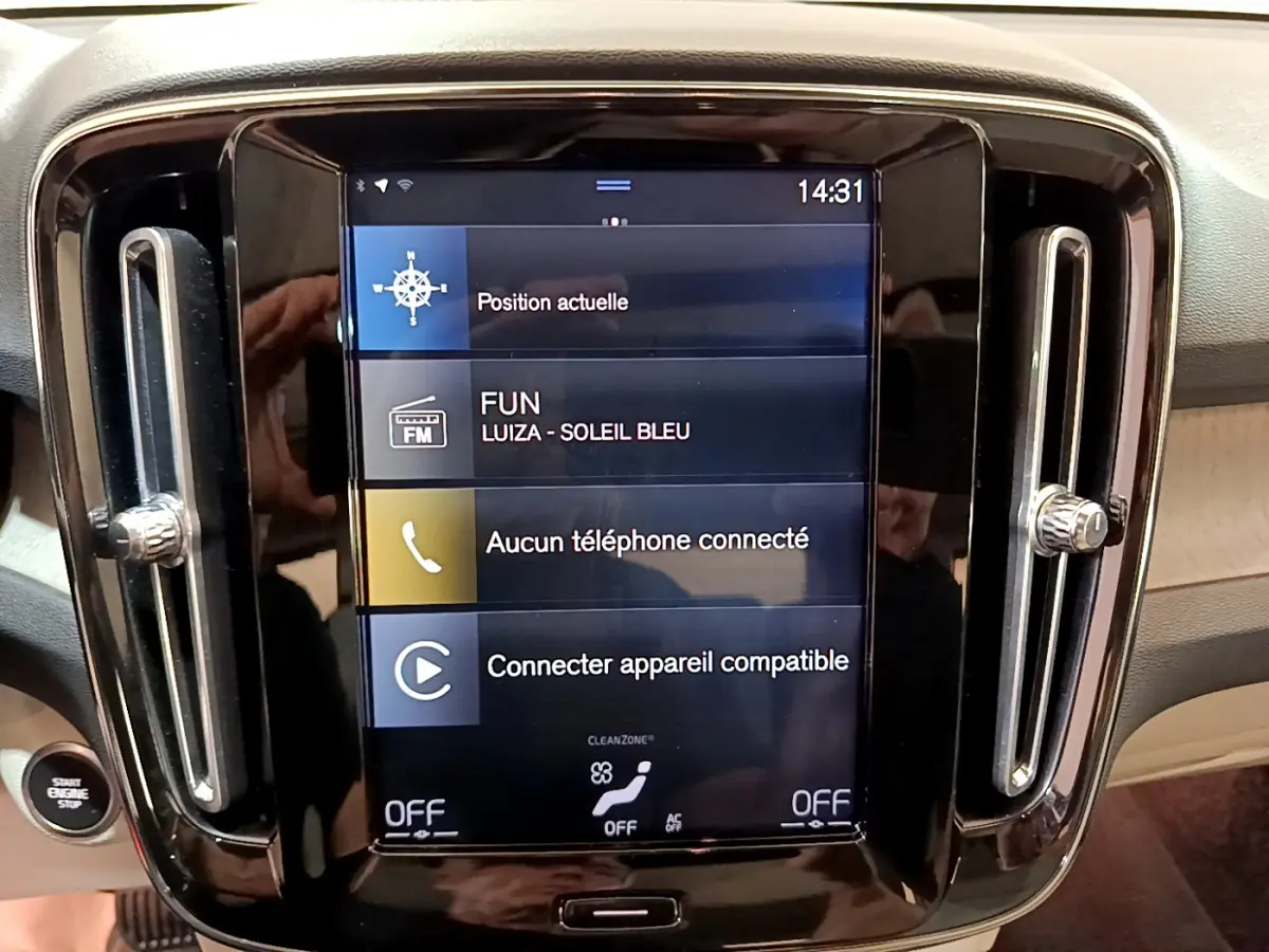 Écran tactile central noir affichant la navigation et la musique dans l'habitacle du Volvo XC40 T3 2020.