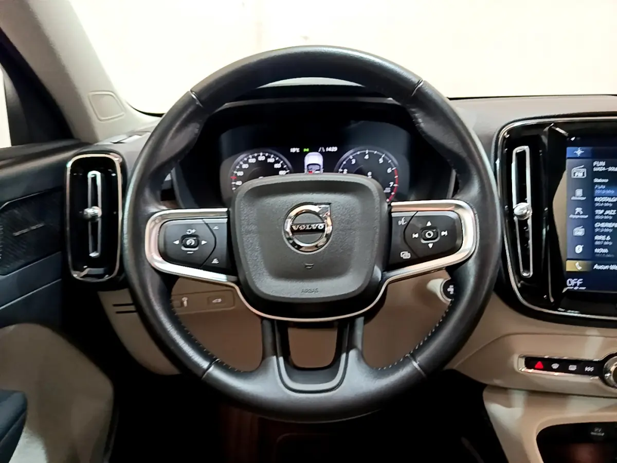 Volant cuir noir Volvo XC40 T3 2020 vu de face avec tableau de bord numérique et écran tactile latéral.