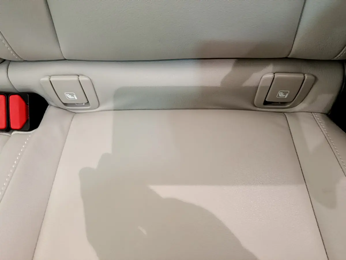 Gros plan sur la banquette arrière beige du Volvo XC40 T3 2020 avec boutons Isofix visibles sur les côtés.