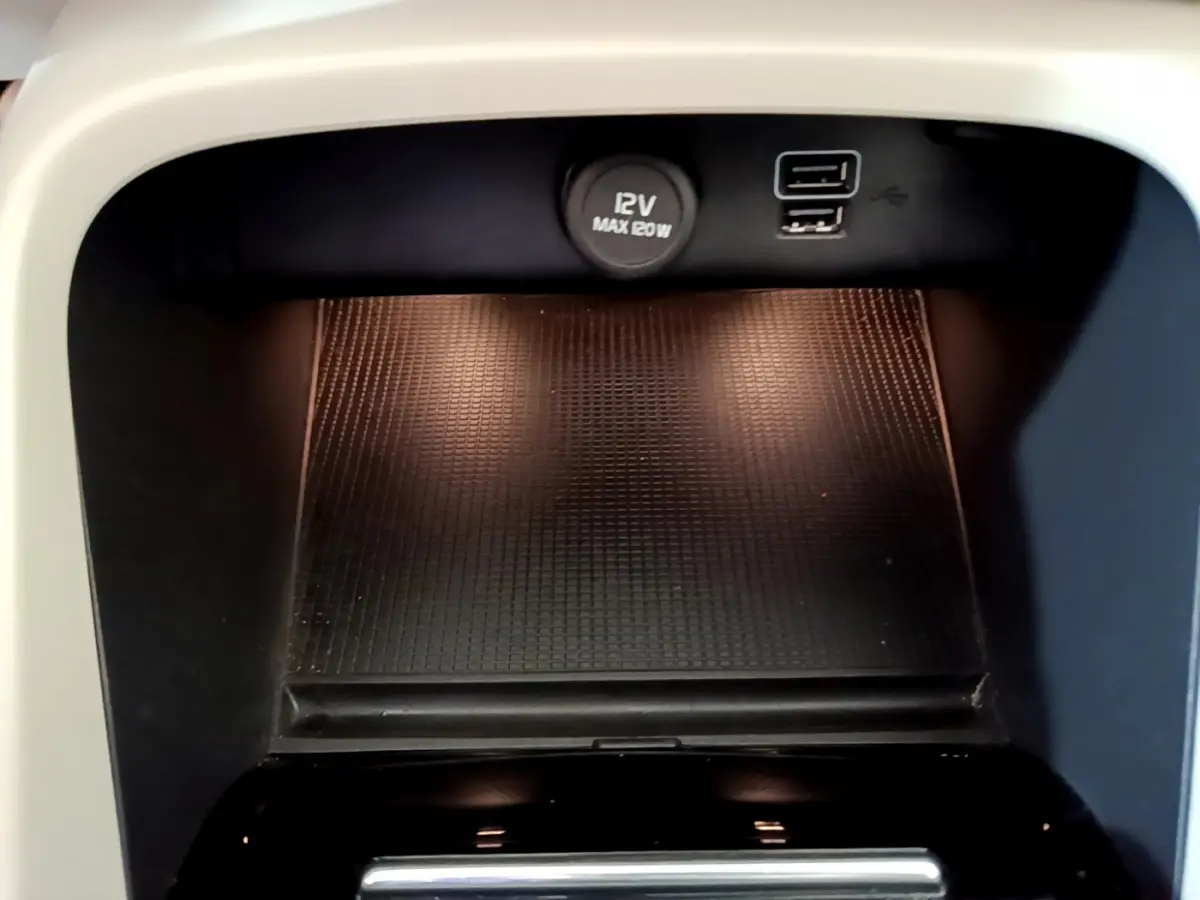 Prise 12V et ports USB dans le compartiment de rangement noir intérieur du Volvo XC40 T3 2020.