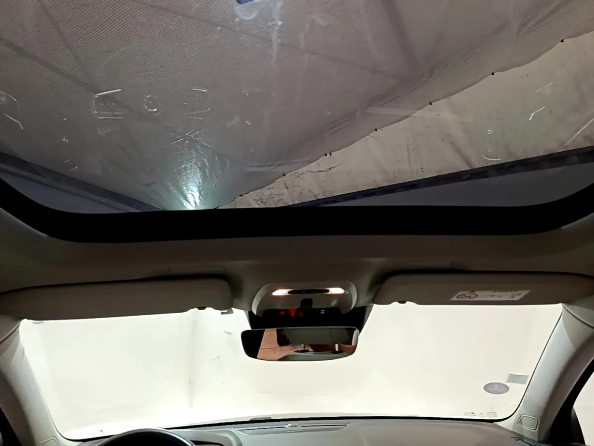 Vue intérieure du toit ouvrant panoramique et du rétroviseur central du Volvo XC40 T3 noir de 2020