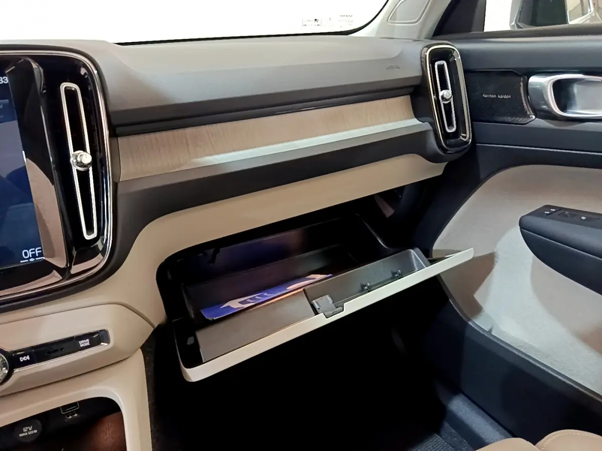 Intérieur du Volvo XC40 T3 2020, vue côté passager avec boîte à gants ouverte et finition bois clair sur tableau de bord.