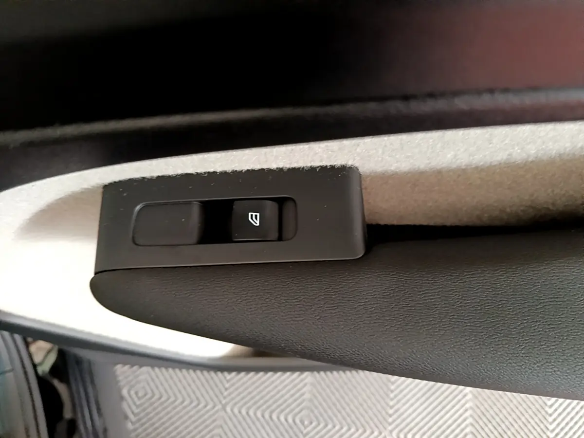 Bouton de commande de lève-vitre sur la garniture intérieure côté gauche d'un Volvo XC40 noir 2020.