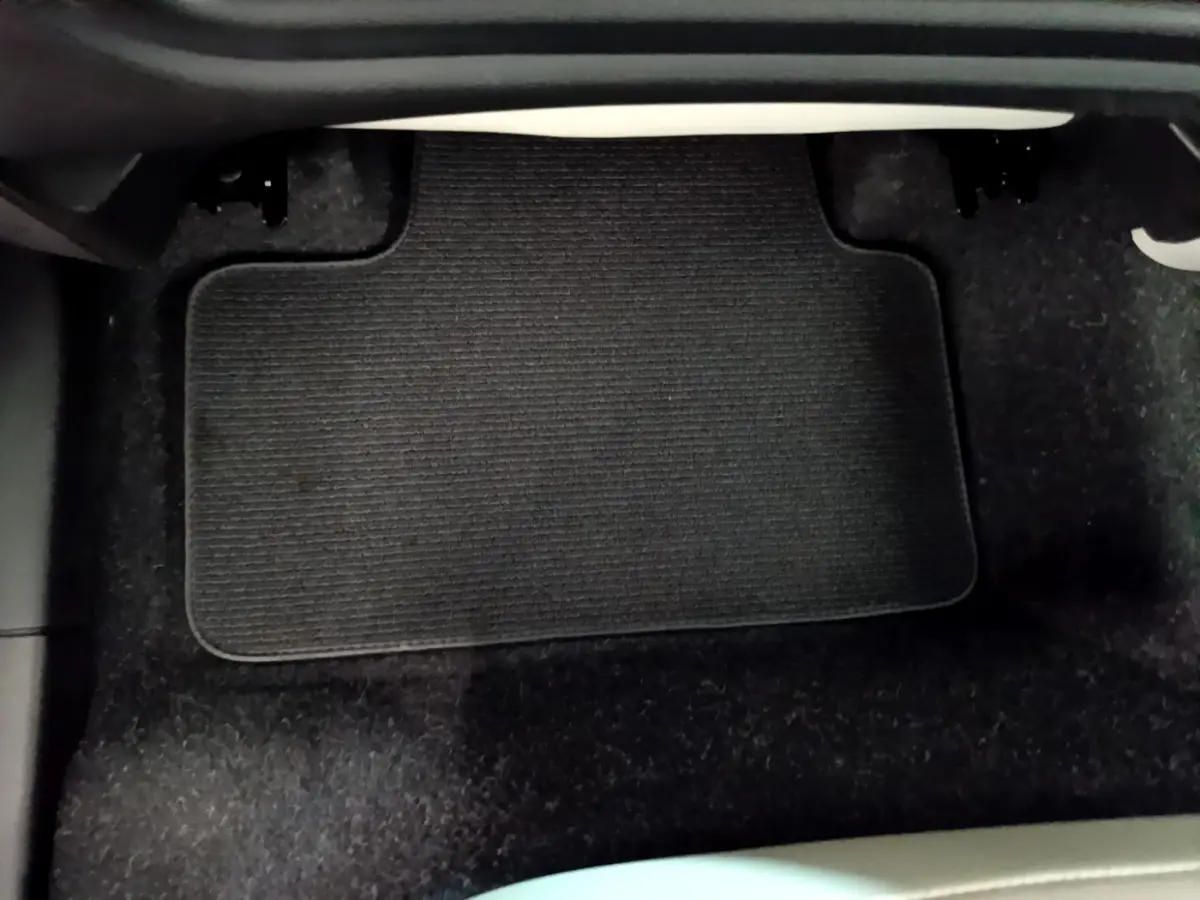 Tapis de sol noir côté conducteur du Volvo XC40 T3 2020 vu de dessus, intérieur sombre et épuré.