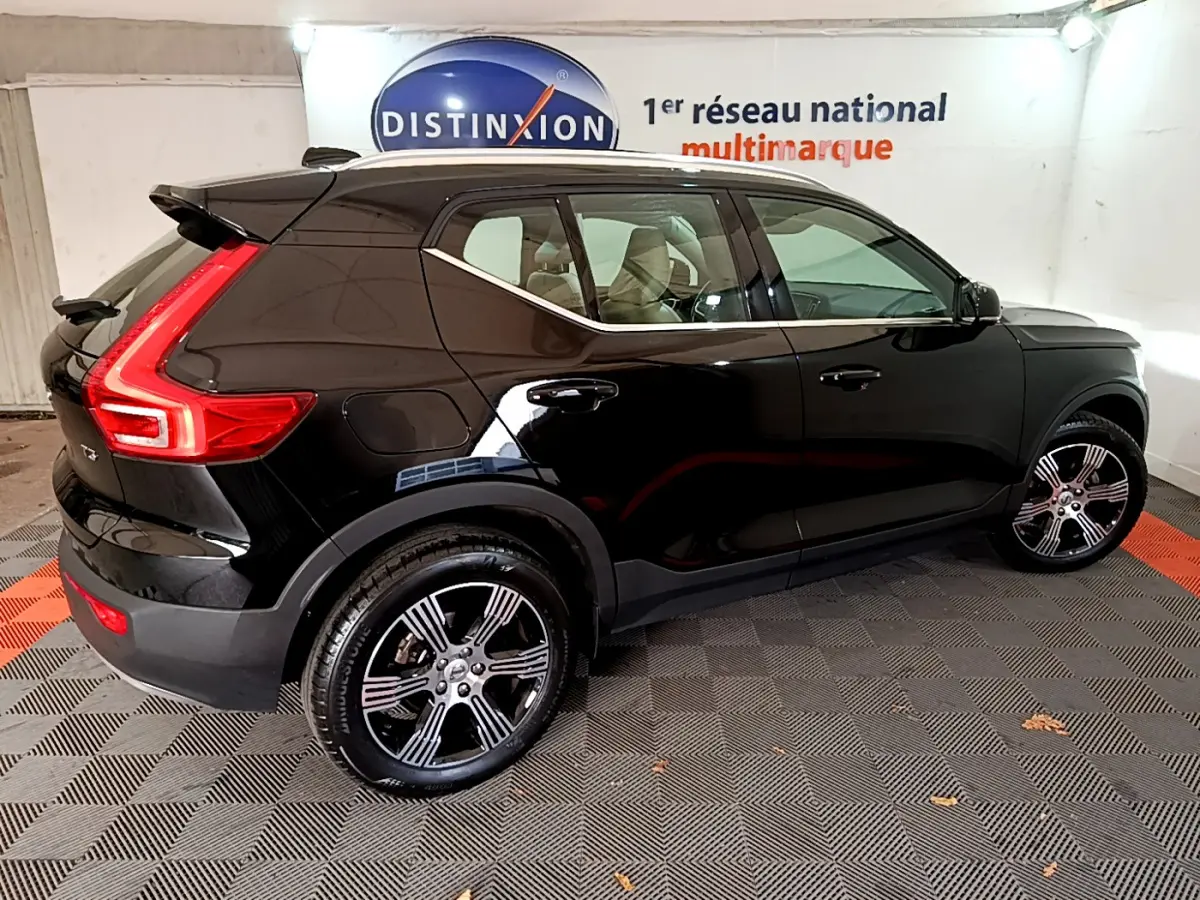 Vue de profil côté gauche d'un Volvo XC40 T3 noir avec jantes alliage et feux arrière LED caractéristiques.