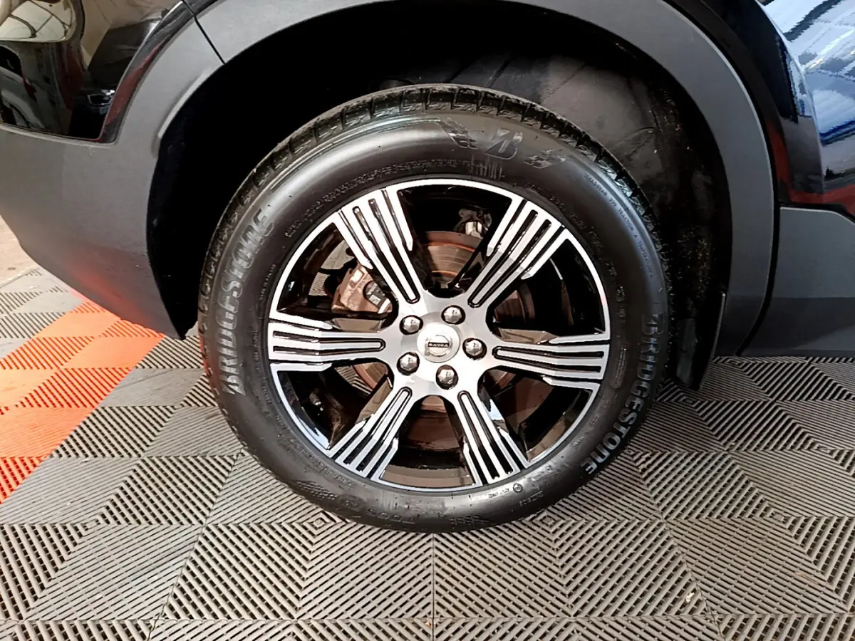 Gros plan sur la roue avant droite noire du Volvo XC40 T3 2020 avec jante alliage et pneu Bridgestone.