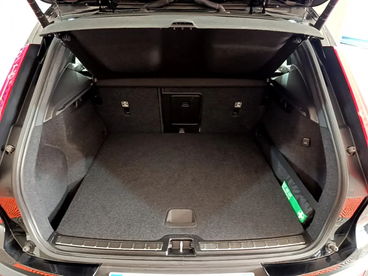 Coffre ouvert noir d’un Volvo XC40 T3 2020, montrant un espace de chargement propre et spacieux.
