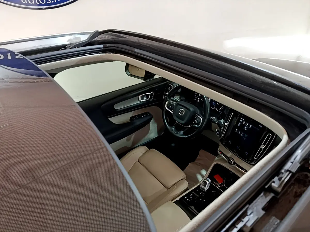 Vue plongeante sur l'intérieur beige et noir d'un Volvo XC40 T3 2020 avec toit ouvrant panoramique noir.