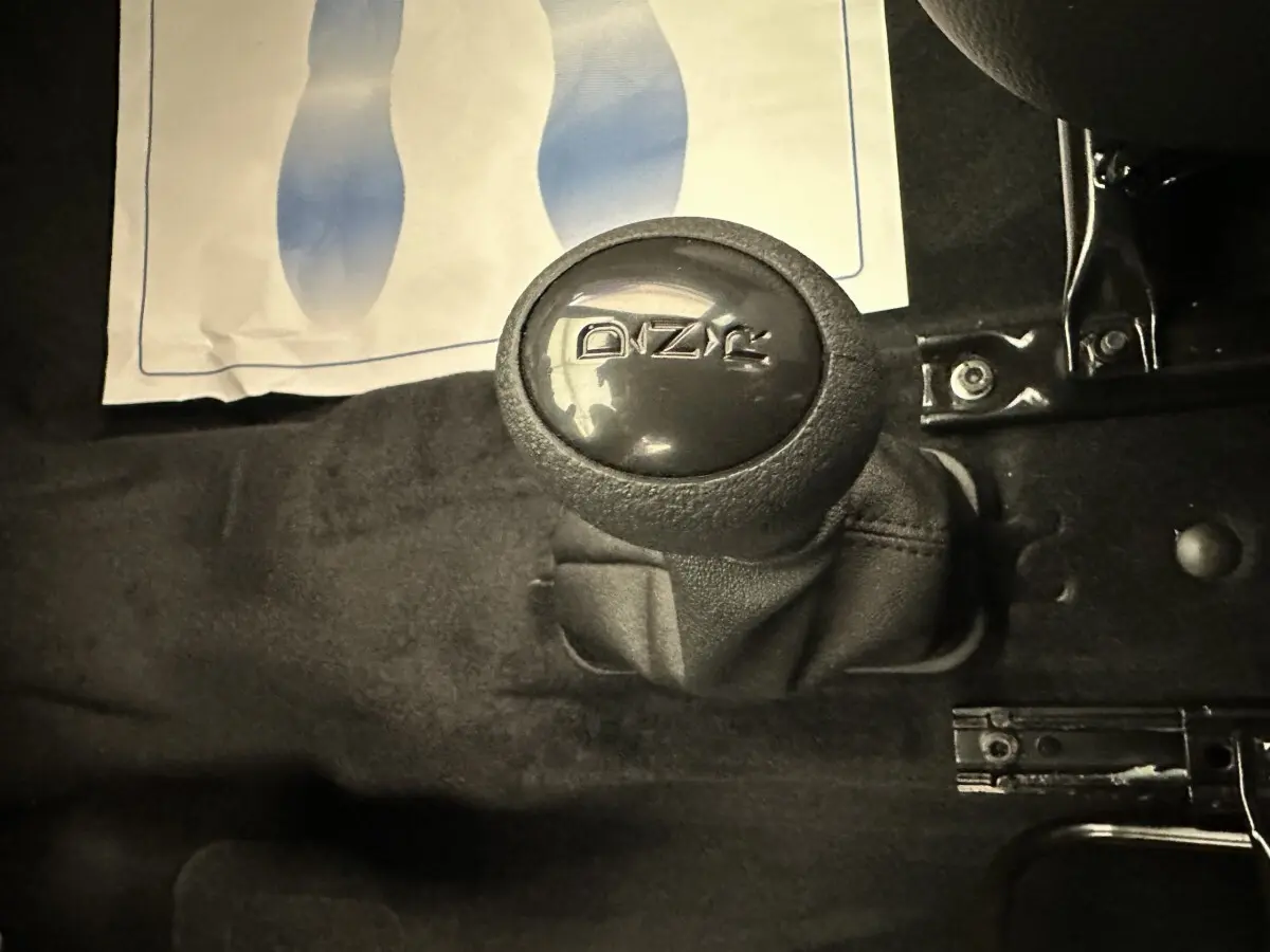 Le levier de vitesse automatique noir de l'AIXAM AMBITION 0.5 CITY PACK 2026, vue intérieure rapprochée.