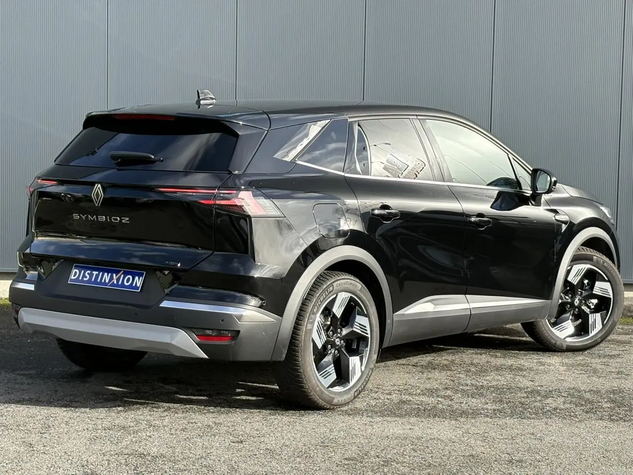 Renault Symbioz noir étoilé, vue 3/4 arrière droit, avec jantes 18 pouces et hayon motorisé mains libres.