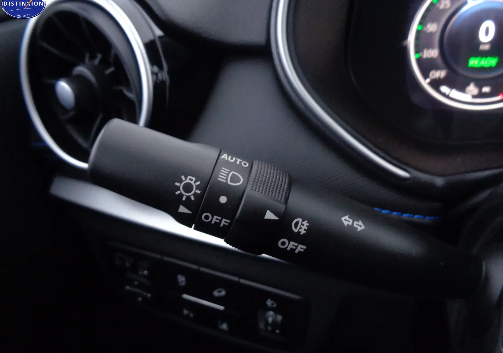 Gros plan sur la commande des feux et clignotants du tableau de bord du SERES 3 électrique, finition Luxury.