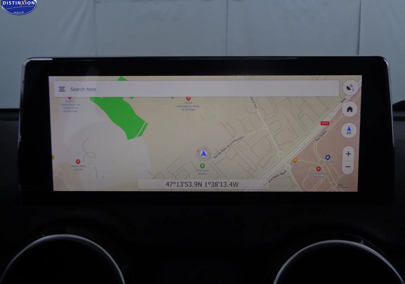 Écran tactile central affichant la navigation GPS dans l'habitacle du SERES 3 rouge solaire électrique.