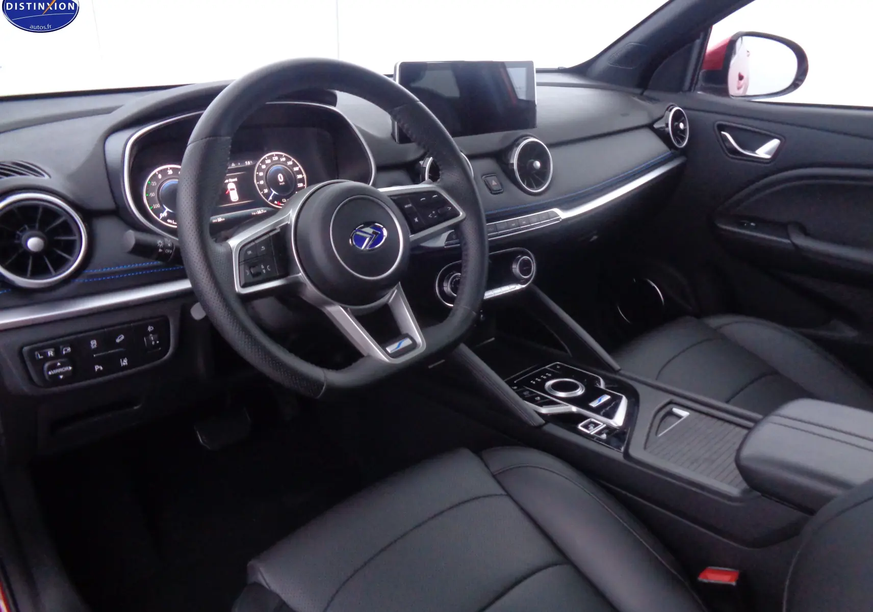 Intérieur noir cuir du SERES 3 vu côté conducteur, tableau de bord moderne avec écran tactile et volant multifonction.