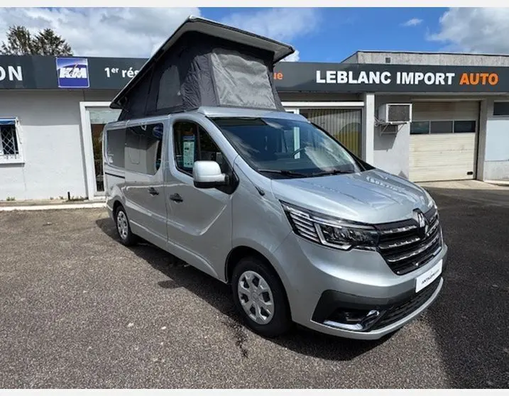 Renault Trafic Fourgon gris Highland en 3/4 avant droit avec toit relevable et baies vitrées coulissantes