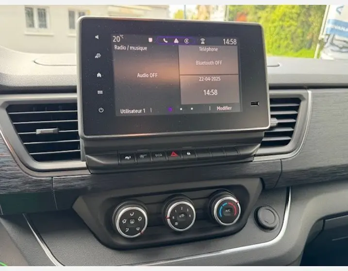Écran tactile 8 pouces et commandes climatisation du tableau de bord du Renault Trafic Fourgon gris Highland 2025