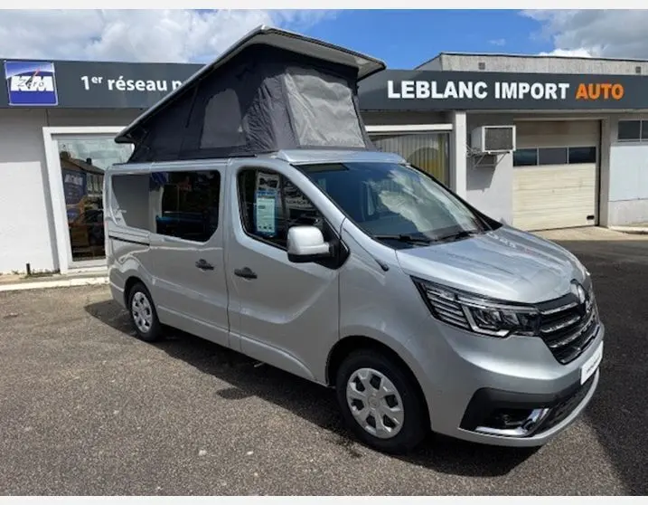 Renault Trafic Fourgon gris Highland vu en 3/4 avant droit avec toit relevable déployé sur parking.