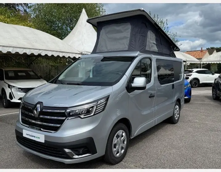 Renault Trafic Fourgon gris Highland en 3/4 avant avec toit relevable noir déployé sur parking.