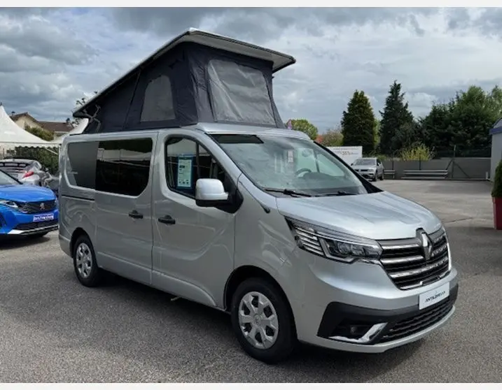 Renault Trafic Fourgon gris Highland vu en 3/4 avant droit avec toit relevable et vitres latérales surteintées.