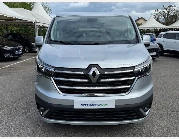 Vue de face du Renault Trafic Fourgon Antilope Van Flex Plus gris Highland avec calandre chromée et phares LED.