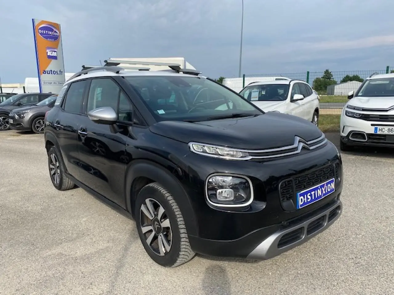 Citroën C3 Aircross noir vue 3/4 avant droit avec toit blanc et jantes alliage distinctives.