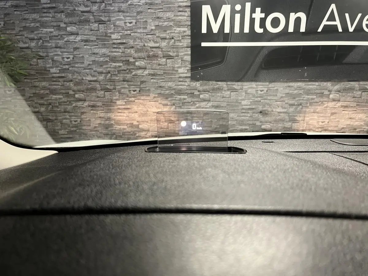 Affichage tête haute couleur sur le tableau de bord du Citroën Jumpy blanc, vue intérieure avant centrée.